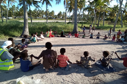 Crianças em espaço seguro apoiado pela ACRISD